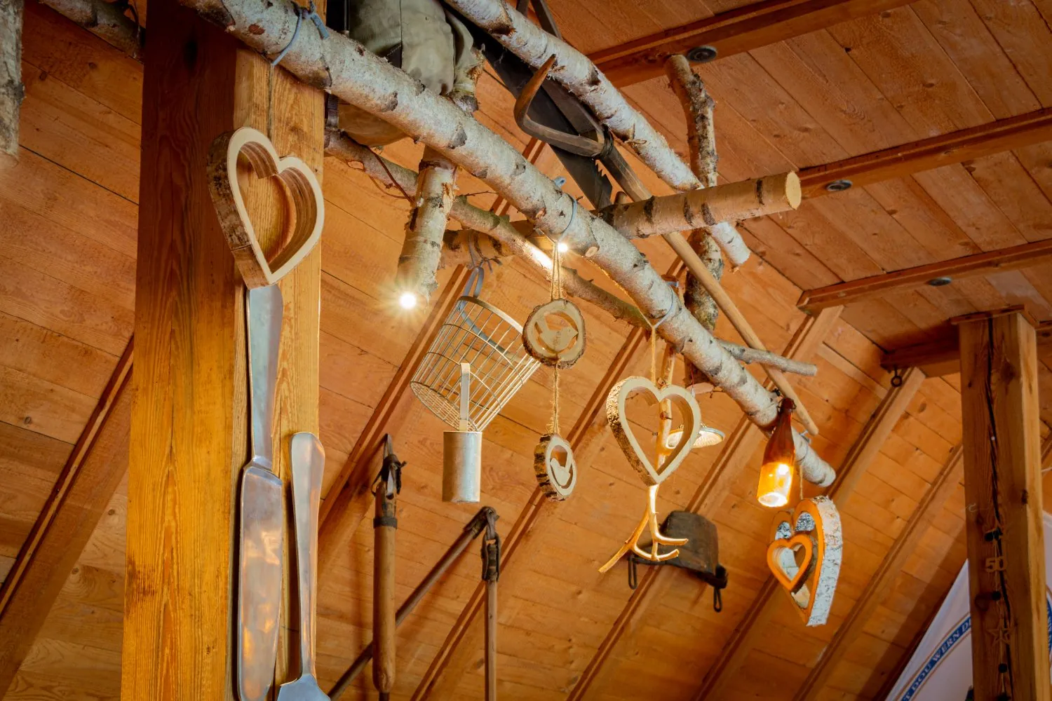 Birkenäste mit Holzherzen unter der Decke