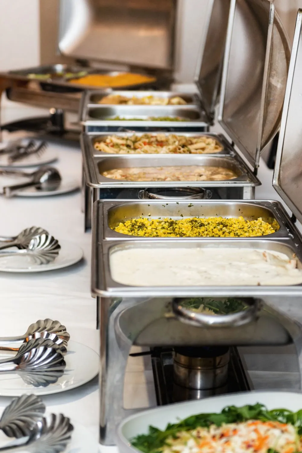 Warmes Buffet in Chafing Dishes beim Catering von Lebegern
