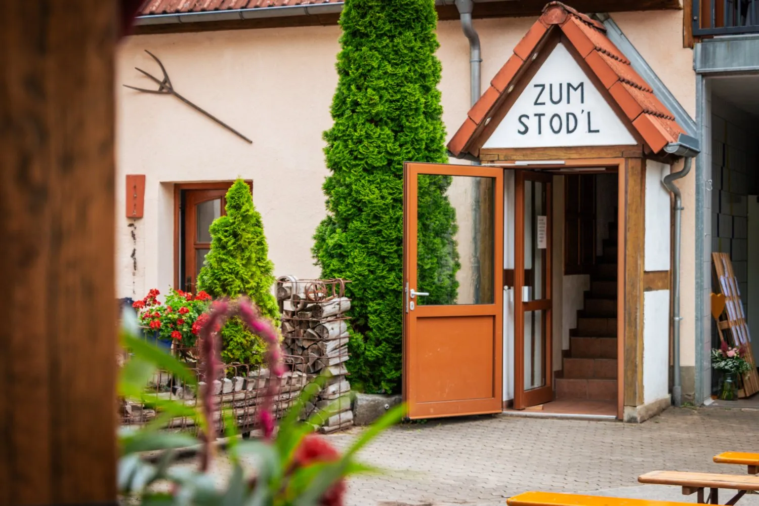 Eingang „Zum Stod'l“ mit geöffneter Tür und Hof