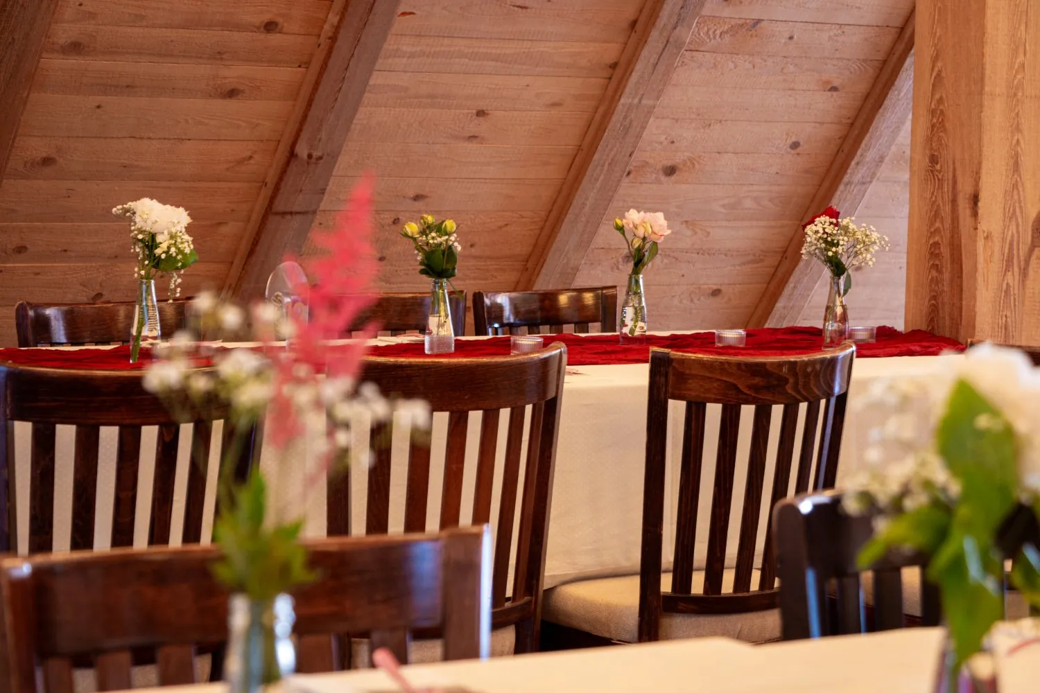 Festtafel mit Blumen im Stodl
