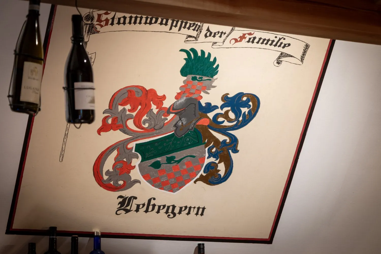 Stammwappen der Familie Lebegern über der Theke